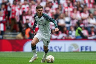 Sunderland 'dan Chris Rigg, 24 Mayıs 2025' te Londra 'daki Wembley Stadyumu' nda Sheffield United ile Sunderland arasındaki final maçında öne doğru süzülüyor.