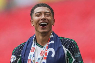 Sunderland 'dan Jobe Bellingham, 24 Mayıs 2025' te İngiltere 'nin Wembley Stadyumu' nda oynanan ve Sheffield United 'ın Sunderland' a karşı oynadığı final maçından sonra Premier Lig 'e geri dönüşünü kutluyor.