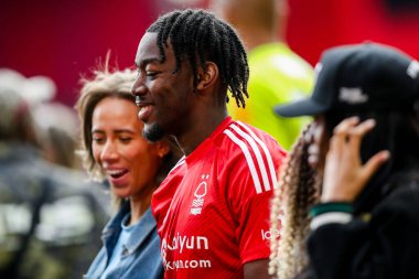 Nottingham Forest oyuncuları ve çalışanları, İngiltere 'nin Nottingham City Ground, Nottingham, 25 Mayıs 2025' te oynanan Premier League maçı sonrasında taraftarların Chelsea 'ye karşı oynadığı maçı kabul ediyor.