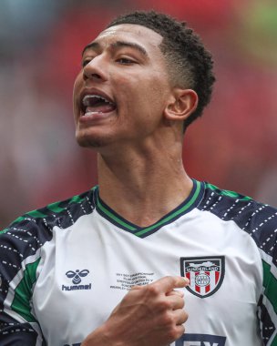 Sunderland 'dan Jobe Bellingham, 24 Mayıs 2025' te İngiltere 'nin Wembley Stadyumu' nda oynanan ve Sheffield United 'ın Sunderland' a karşı oynadığı final maçından sonra Premier Lig 'e geri dönüşünü kutluyor.