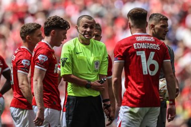 Hakem Andrew Kitchen, Charlton Athletic takımından Josh Edwards ile 25 Mayıs 2025 'te Wembley Stadyumu' nda oynanan Charlton Athletic - Leyton Orient maçında bir konuşma yapacak.