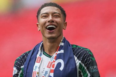 Sunderland 'dan Jobe Bellingham, 24 Mayıs 2025' te İngiltere 'nin Wembley Stadyumu' nda oynanan ve Sheffield United 'ın Sunderland' a karşı oynadığı final maçından sonra Premier Lig 'e geri dönüşünü kutluyor.