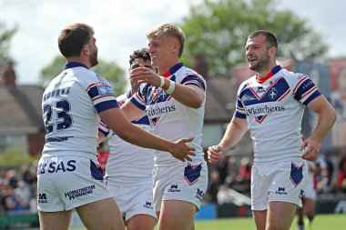 Wakefield Trinity 'den Josh Rourke, 25 Mayıs 2025' te Birleşik Krallık 'ın Wakefield Stadyumu' nda oynanan Betfred Süper Lig karşılaşmasında Wakefield Trinity ile Salford Red Devils karşılaşmasını kutluyor.