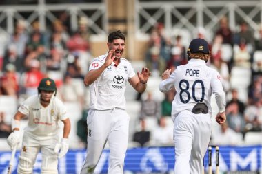 İngiltere 'nin Josh Dili, 23 Mayıs 2025' te İngiltere 'nin Nottingham kentindeki Trent Köprüsü' nde oynanan Rothesay Test Maçı 'nda İngiltere' nin Ollie Pope ile birlikte Zimbabwe kalesini kutluyor.