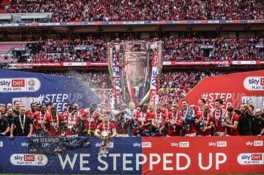 Charlton Athletic, 25 Mayıs 2025 'te Wembley Stadyumu, Londra' da oynanan ve Leyton Orient 'e karşı oynanan Sky Bet 1 playoff final maçında Lig Bir Playoff Final Kupası' nı kaldırdı.