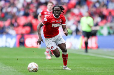 Charlton Athletic takımından Tyreece Campbell, 25 Mayıs 2025 'te İngiltere' nin Wembley Stadyumu 'nda oynanan Charlton Athletic - Leyton Orient maçında topu ileri sürüyor.