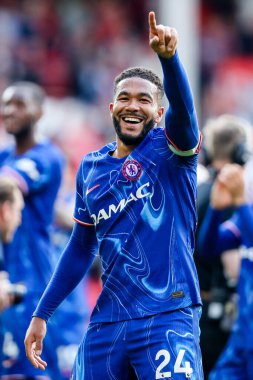 Chelsea Premier Lig maçının ardından Nottingham Forest Chelsea 'ye karşı 25 Mayıs 2025' te İngiltere 'nin Nottingham şehrinde oynanan City Ground maçında kazandığı galibiyet sonrasında Şampiyonlar Ligi' ndeki yerlerini kutluyor.