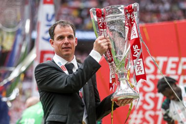 Sunderland takımının teknik direktörü Rgis Le Bris, Wembley Stadyumu 'nda Sheffield United' a karşı oynanan final maçından sonra Premier League 'e geri dönmeyi kutluyor.