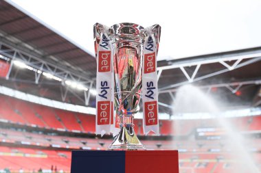 Lig 1 play-off kupası öncesinde, 25 Mayıs 2025 'te Londra, Wembley Stadyumu' nda Charlton Athletic ve Leyton Orient arasında oynanan final maçı var.