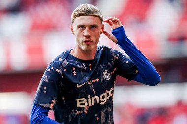 Chelsea 'den Cole Palmer, İngiltere' nin Nottingham City Ground, Nottingham şehrinde oynanan Premier League maçından önce ısınıyor.