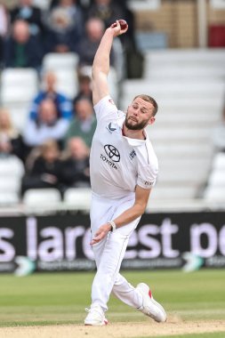 İngiltere 'den Gus Atkinson, 24 Mayıs 2025' te İngiltere 'nin Trent Bridge, Nottingham' da Zimbabwe 'ye karşı oynadığı Rothesay Test Maçı' nda topu teslim ediyor.