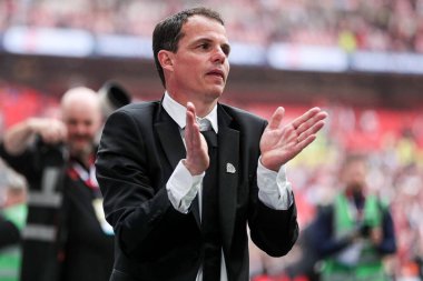 Sunderland 'ın Rgis Le Bris teknik direktörü, 24 Mayıs 2025' te Wembley Stadyumu 'nda oynanan ve Sheffield United ile Sunderland arasında oynanan final maçı sonrasında Premier League' e geri dönmeyi kutluyor.