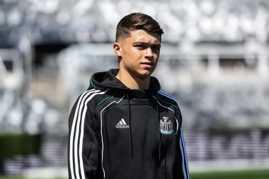 Newcastle United takımından Lewis Miley, 25 Mayıs 2025 'te İngiltere' nin Newcastle kentindeki St. James 's Park' ta oynanan Premier League maçı sırasında geldi.