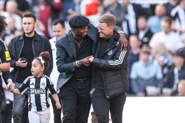 Newcastle United takımının teknik direktörü Eddie Howe, İngiltere 'nin Newcastle şehrinde oynanan Premier League maçı sırasında Şampiyonlar Ligi futbolunun güvenliğini kutluyor.