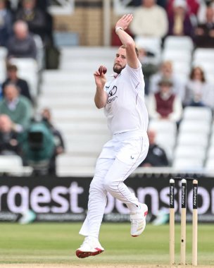 İngiltere 'den Gus Atkinson, 24 Mayıs 2025' te İngiltere 'nin Trent Bridge, Nottingham' da Zimbabwe 'ye karşı oynadığı Rothesay Test Maçı' nda topu teslim ediyor.