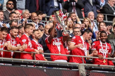 Charlton Athletic, 25 Mayıs 2025 'te Wembley Stadyumu' nda oynanan Charlton Athletic ve Leyton Orient maçında Şampiyonluk Playoff Kupası 'nı kaldırdı.