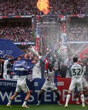 Sunderland, Wembley Stadyumu 'nda 24 Mayıs 2025 tarihinde oynanan ve Sheffield United ile Sunderland arasında oynanan final maçından sonra Premier League' e geri dönmeyi kutluyor.