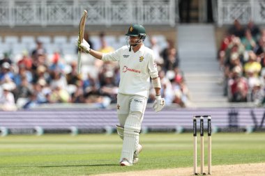 Zimbabwe 'den Brian Bennett, İngiltere' nin Trent Bridge, Nottingham, İngiltere 'de oynadığı 2. Rothesay Test Maçı' nda (50 koşu) yarım yüzyıl (50 koşu) kutluyor.