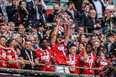 Charlton Athletic, 25 Mayıs 2025 'te Wembley Stadyumu' nda oynanan Charlton Athletic ve Leyton Orient maçında Şampiyonluk Playoff Kupası 'nı kaldırdı.