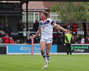 Wakefield Trinity 'den Ellis Lingard, 25 Mayıs 2025' te Birleşik Krallık 'ın Wakefield Stadyumu' nda oynanan Betfred Süper Lig karşılaşmasında ikinci denemesini kutluyor.