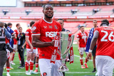 Charlton Athletic takımından Kayne Ramsay, 25 Mayıs 2025 'te İngiltere' nin Wembley Stadyumu 'nda oynanan ve Leyton Orient' e karşı oynanan Sky Bet 1 playoff final maçı sonrasında Sky Bet Şampiyonası 'na tekrar yükselmeyi kutluyor.