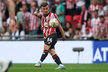 Sheffield United takımından Harrison Burrows, 24 Mayıs 2025 'te Wembley Stadyumu' nda Sheffield United ile Sunderland arasındaki final maçında topu ileri atıyor.