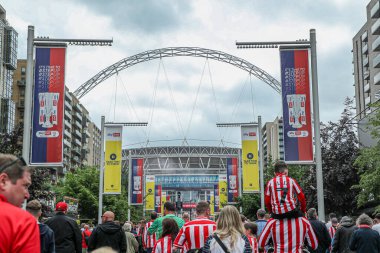 Sheffield United taraftarları 24 Mayıs 2025 'te Wembley Stadyumu' nda Sheffield United ile Sunderland arasındaki final maçı öncesinde stadyuma doğru yürüyorlar.