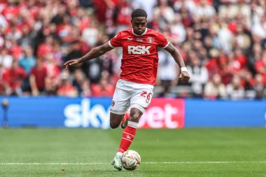 Charlton Atletizm takımından Thierry Small, 25 Mayıs 2025 'te İngiltere' nin Wembley Stadyumu 'nda oynanan Charlton Athletic - Leyton Orient maçında topu aldı.