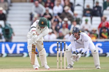 Zimbabwe kaptanı Craig Ervine topu İngiltere 'den Harry Brook' un ellerine atıyor, Rothesay Test Maçı 2. Gün İngiltere - Zimbabwe Trent Köprüsü, Nottingham, Birleşik Krallık, 23 Mayıs 2025