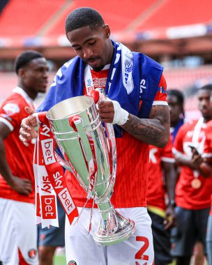 Charlton Athletic takımından Kayne Ramsay, 25 Mayıs 2025 'te İngiltere' nin Wembley Stadyumu 'nda oynanan ve Leyton Orient' e karşı oynanan Sky Bet 1 playoff final maçı sonrasında Sky Bet Şampiyonası 'na tekrar yükselmeyi kutluyor.