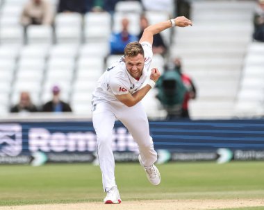 İngiltere 'den Sam Cook, 24 Mayıs 2025' te İngiltere 'nin Trent Bridge, Nottingham' da Zimbabwe 'ye karşı oynadığı Rothesay Test Maçı' nda topu teslim ediyor.