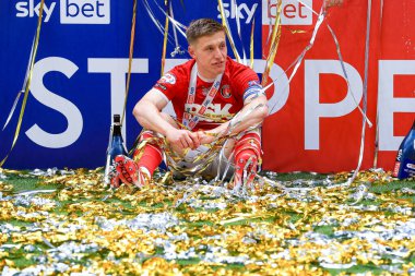 Charlton Atletizm takımından Greg Docherty, 25 Mayıs 2025 'te İngiltere' nin Wembley Stadyumu 'nda oynanan Gökyüzü İddia Ligi 1 Playoff Finali' nde Charlton Atletizm ve Leyton Orient maçının ardından Sky Bet Şampiyonası 'na geri dönüşünü kutluyor.