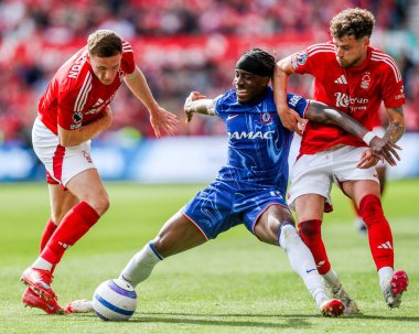 Nottingham Ormanı 'ndan Elliot Anderson ve Neco Williams, Premier League maçında Chelsea' li Noni Madueke ile top için Nottingham Forest 'ın Chelsea' ye karşı oynadığı City Ground, Nottingham, İngiltere 'de 25 Mayıs 2025' te mücadele ettiler.