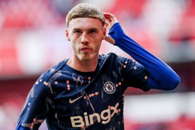 Chelsea 'den Cole Palmer, İngiltere' nin Nottingham City Ground, Nottingham şehrinde oynanan Premier League maçından önce ısınıyor.