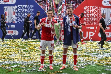Charlton Athletic 'ten Greg Docherty ve Charlton Atletizm' den Macaulay Gillesphey, 25 Mayıs 2025 'te Wembley Stadyumu' nda oynanan Gökyüzü İddia Ligi 1 Playoff Finali Charlton Atletizm ve Leyton Orient maçında kupayla poz verdiler.