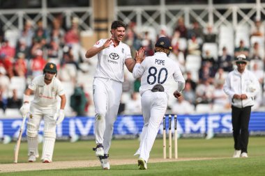 İngiltere 'nin Josh Dili, 23 Mayıs 2025' te İngiltere 'nin Nottingham kentindeki Trent Köprüsü' nde oynanan Rothesay Test Maçı 'nda İngiltere' nin Ollie Pope ile birlikte Zimbabwe kalesini kutluyor.