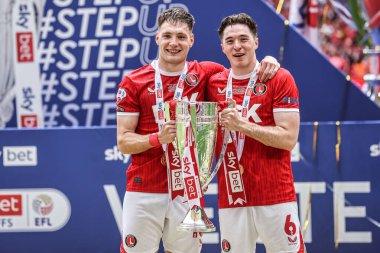 Charlton Athletic 'ten Josh Edwards ve Charlton Athletic' ten Conor Coventry, 25 Mayıs 2025 'te İngiltere' nin Wembley Stadyumu 'nda oynanan Gökyüzü İddia Ligi 1 Playoff Finali Charlton Atletizm ve Leyton Orient maçında kupayla poz verdiler.