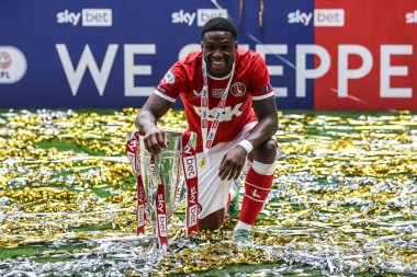 Charlton Atletizm takımından Thierry Small, 25 Mayıs 2025 'te İngiltere' nin Wembley Stadyumu 'nda oynanan Charlton Athletic - Leyton Orient maçında kupayla birlikte poz verdi.