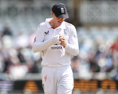 İngiltere 'den Harry Brook, 23 Mayıs 2025' te İngiltere 'nin Trent Bridge, Nottingham' da Zimbabwe 'ye karşı oynadığı Rothesay Test Maçı' nda topu parlatıyor.