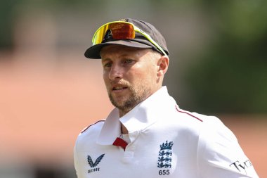 Rothesay Test Maçı 'nda İngiltere' nin Trent Bridge, Nottingham, İngiltere 'de Zimbabwe' ye açtığı davada İngiltere 'den Joe Root, 23 Mayıs 2025
