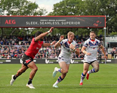 Wakefield Trinity 'den Esan Marsters, 25 Mayıs 2025' te Wakefield, İngiltere 'deki DIY Kitchens Stadyumu' nda oynanan Betfred Süper Lig karşılaşmasında Wakefield Üçlemesi 'nden Jayden Myers' ı yendi.