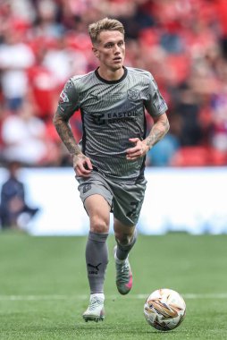 Leyton Orient takımından Ethan Galbraith 25 Mayıs 2025 'te Wembley Stadyumu' nda Charlton Athletic ile Leyton Orient arasında oynanan final maçında