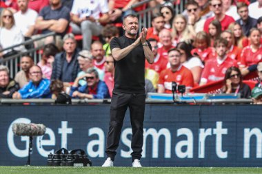 Charlton Athletic takımının teknik direktörü 25 Mayıs 2025 'te İngiltere' nin Wembley Stadyumu 'nda oynanan ve Charlton Athletic' in Leyton Orient 'e karşı oynadığı final maçında takımını alkışlıyor.