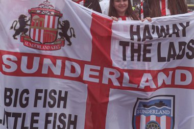 Sunderland taraftarlarından oluşan bir grup, 24 Mayıs 2025 'te İngiltere' nin Wembley Stadyumu 'nda Sheffield United ile Sunderland arasındaki final maçı öncesinde bayrak kaldırıyor.