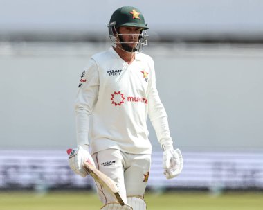 Zimbabwe 'den Sean Williams, İngiltere' den Shoaib Bashir 'in, İngiltere' nin Trent Bridge, Nottingham, 23 Mayıs 2025 'te Zimbabwe' ye karşı oynadığı 2.