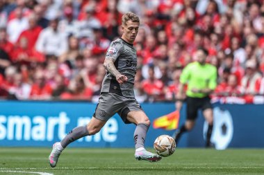 Leyton Orient takımından Ethan Galbraith, 25 Mayıs 2025 'te İngiltere' nin Wembley Stadyumu 'nda oynanan Charlton Atletizm ve Leyton Orient maçında topu geçti.