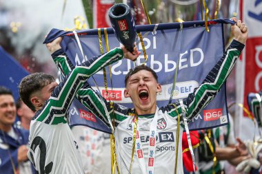 Sunderland 'dan Chris Rigg, 24 Mayıs 2025' te İngiltere 'nin Wembley Stadyumu' nda oynanan ve Sheffield United 'ın Sunderland' a karşı oynadığı final maçından sonra Premier League 'e geri dönüşünü kutluyor.