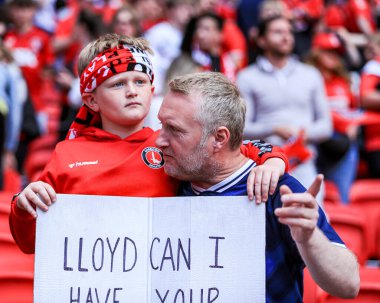 Charlton Athletic taraftarı, 25 Mayıs 2025 'te Wembley Stadyumu' nda oynanan ve Charlton Athletic 'in Leyton Orient' e karşı oynadığı final maçı sonrasında Sky Bet Şampiyonası 'na geri dönmeyi kutluyor.