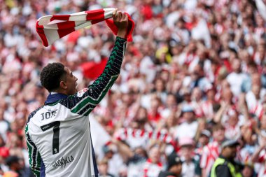 Sunderland 'dan Jobe Bellingham, 24 Mayıs 2025' te İngiltere 'nin Wembley Stadyumu' nda oynanan ve Sheffield United 'ın Sunderland' a karşı oynadığı final maçından sonra Premier Lig 'e geri dönüşünü kutluyor.