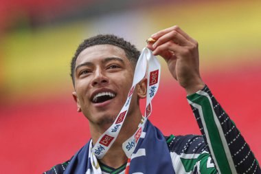 Sunderland 'dan Jobe Bellingham, 24 Mayıs 2025' te İngiltere 'nin Wembley Stadyumu' nda oynanan ve Sheffield United 'ın Sunderland' a karşı oynadığı final maçından sonra Premier Lig 'e geri dönüşünü kutluyor.